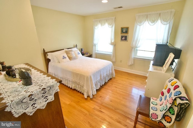 bedroom featuring recessed lighting, visible vents, baseboards, and light wood-style flooring