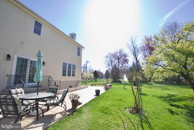 view of yard featuring a patio area