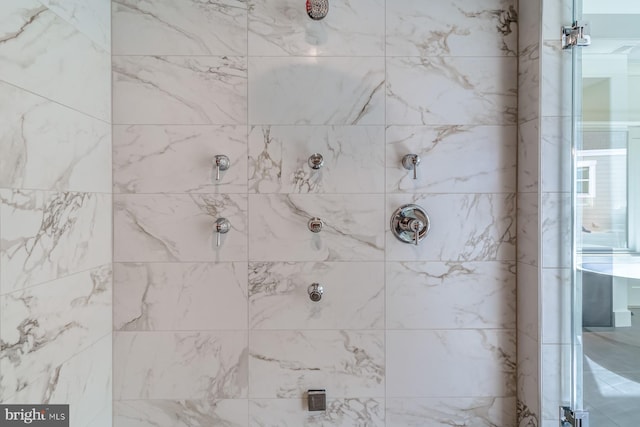 bathroom featuring a tile shower