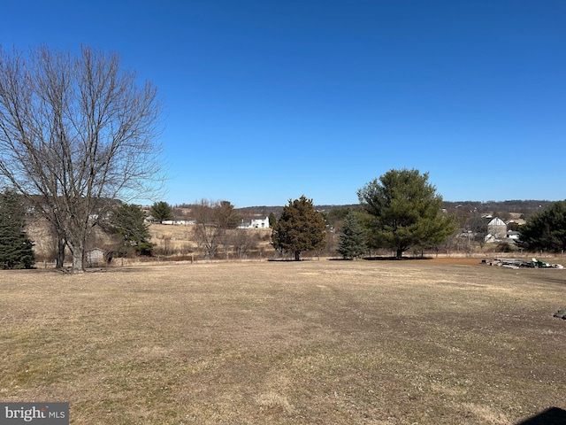 view of yard featuring a rural view