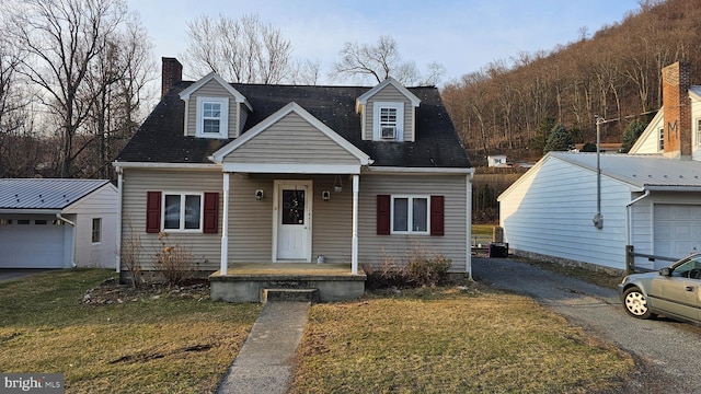 view of front of house featuring an outdoor structure and a front yard