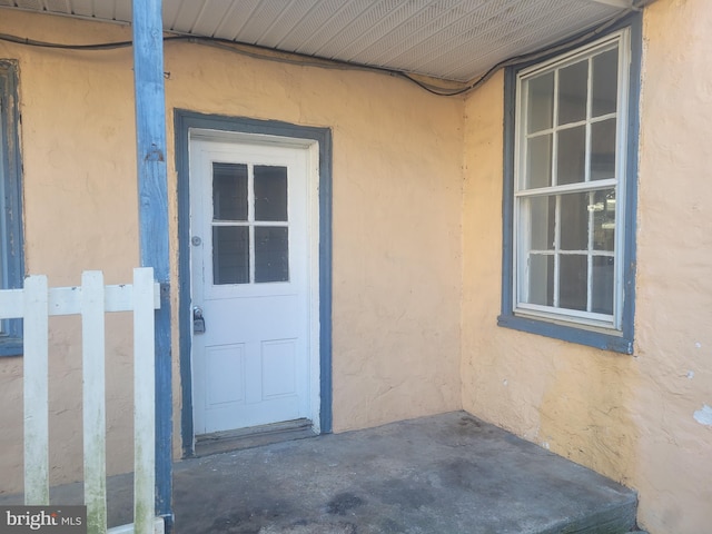 property entrance featuring stucco siding