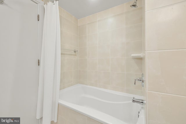 bathroom featuring tiled shower / bath