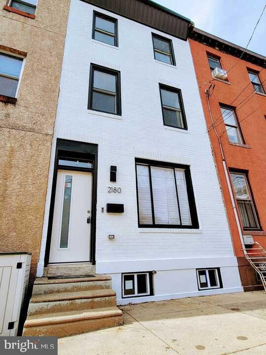 view of front facade featuring stucco siding and entry steps