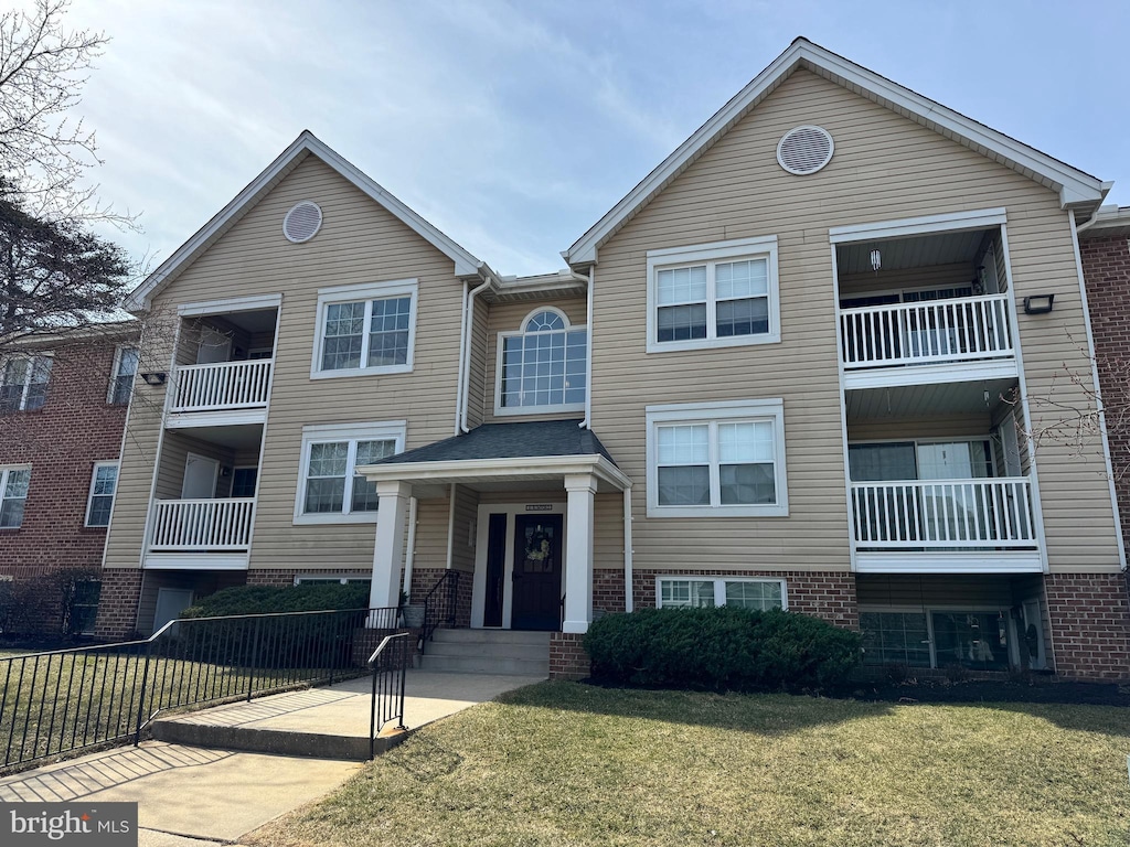 view of front of home with a front yard