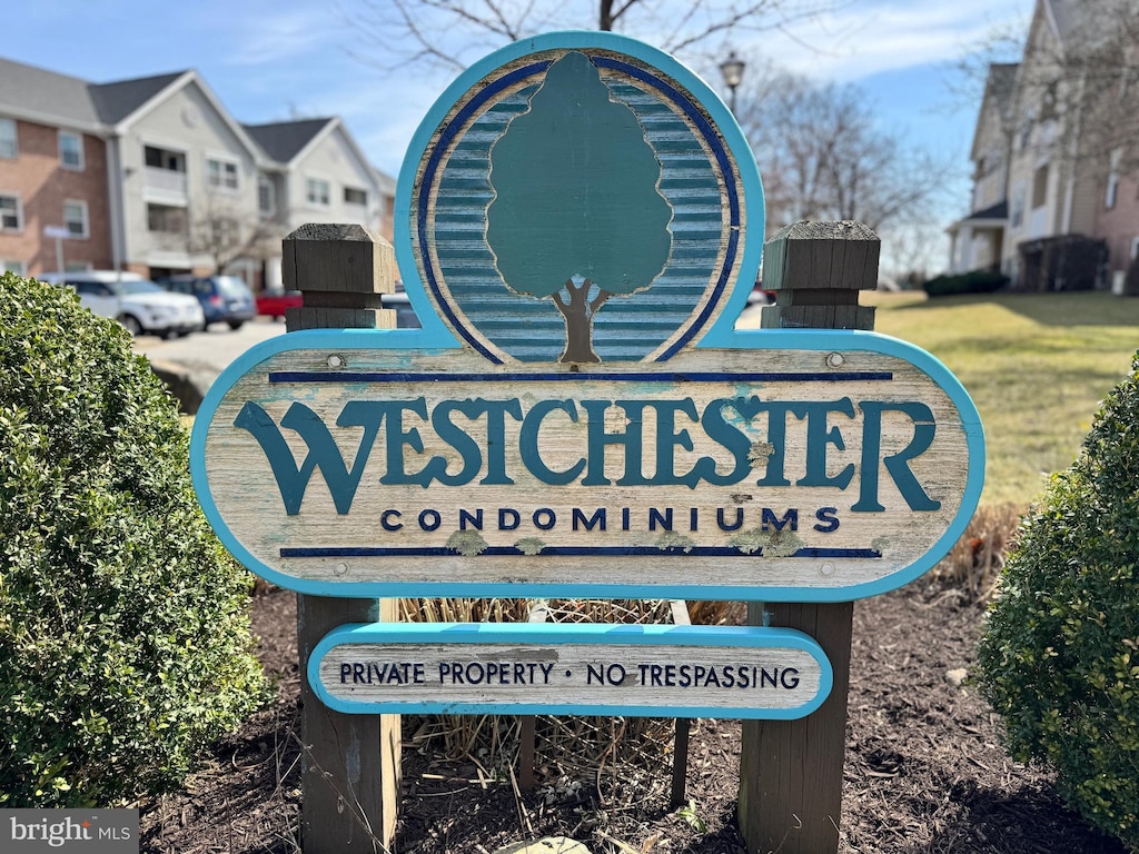 community sign featuring a residential view