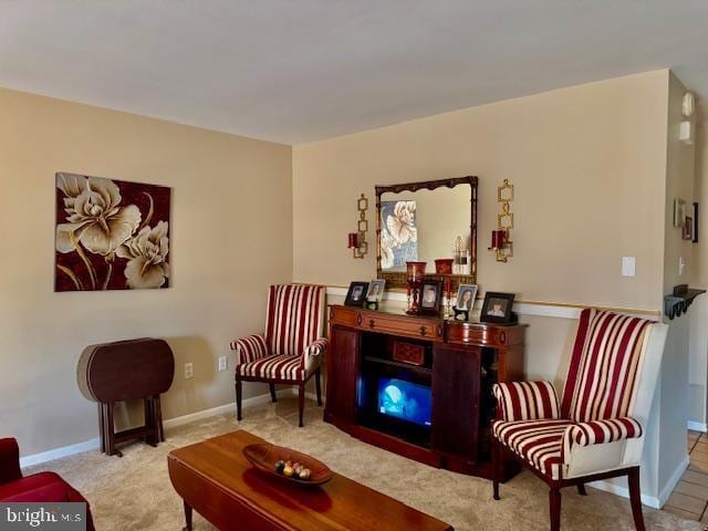 living area with carpet flooring and baseboards