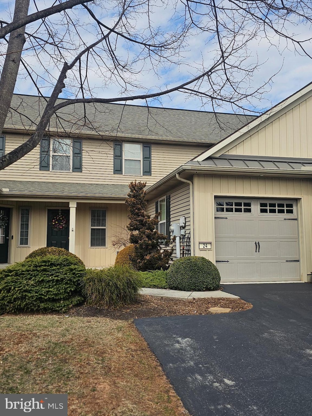 view of front facade with aphalt driveway and an attached garage