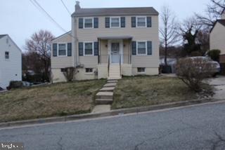 view of front facade with a front lawn