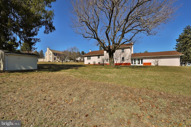 view of yard with an outdoor structure