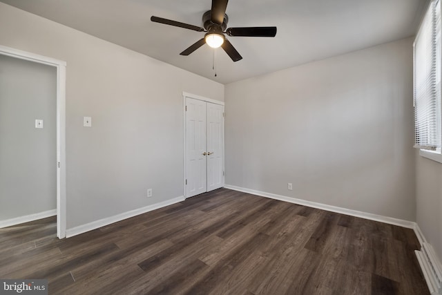 unfurnished room featuring dark wood-type flooring, baseboards, and ceiling fan