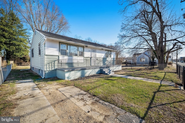 view of front of property featuring a front yard and fence