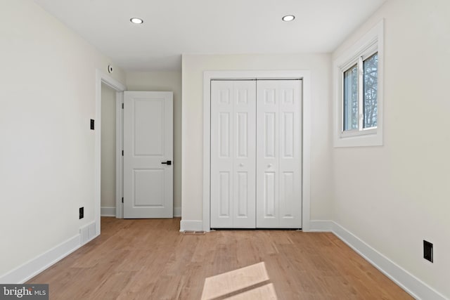 unfurnished bedroom featuring recessed lighting, visible vents, baseboards, and light wood-style flooring