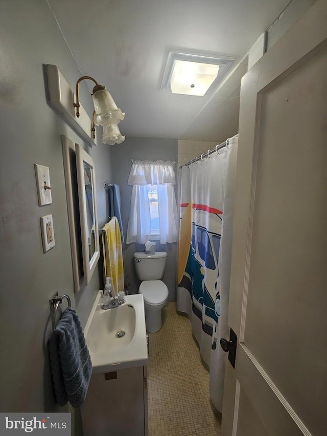 full bath featuring vanity, curtained shower, and toilet