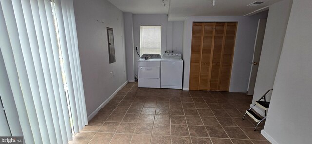 washroom with visible vents, baseboards, washing machine and dryer, light tile patterned floors, and laundry area