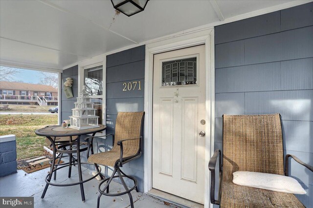 entrance to property featuring covered porch