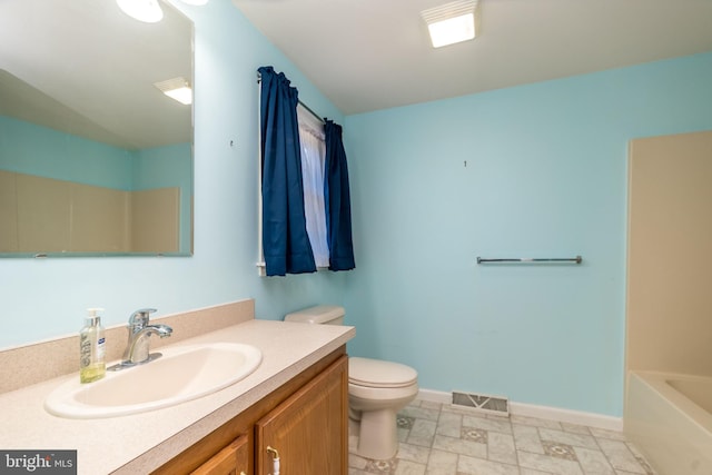 full bathroom featuring vanity, baseboards, visible vents, a bathing tub, and toilet