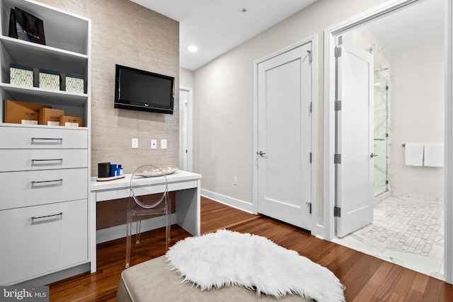 office area with recessed lighting, dark wood-style flooring, built in desk, and baseboards