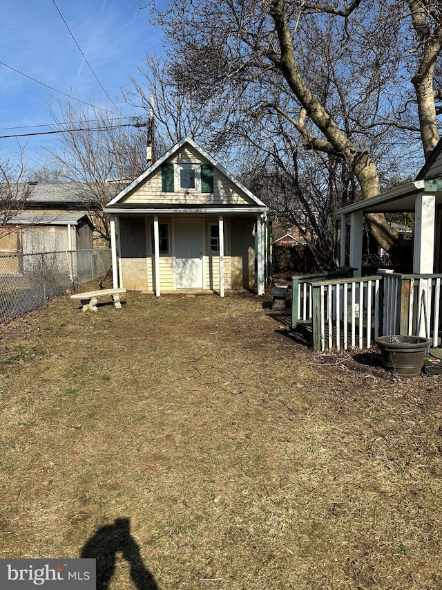 view of front of property featuring an outbuilding and fence