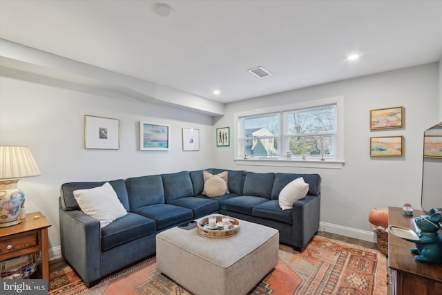 living room featuring recessed lighting, visible vents, baseboards, and light wood finished floors