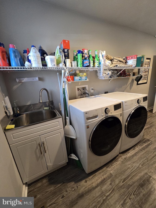 laundry area with a sink, dark wood-style flooring, and washing machine and clothes dryer