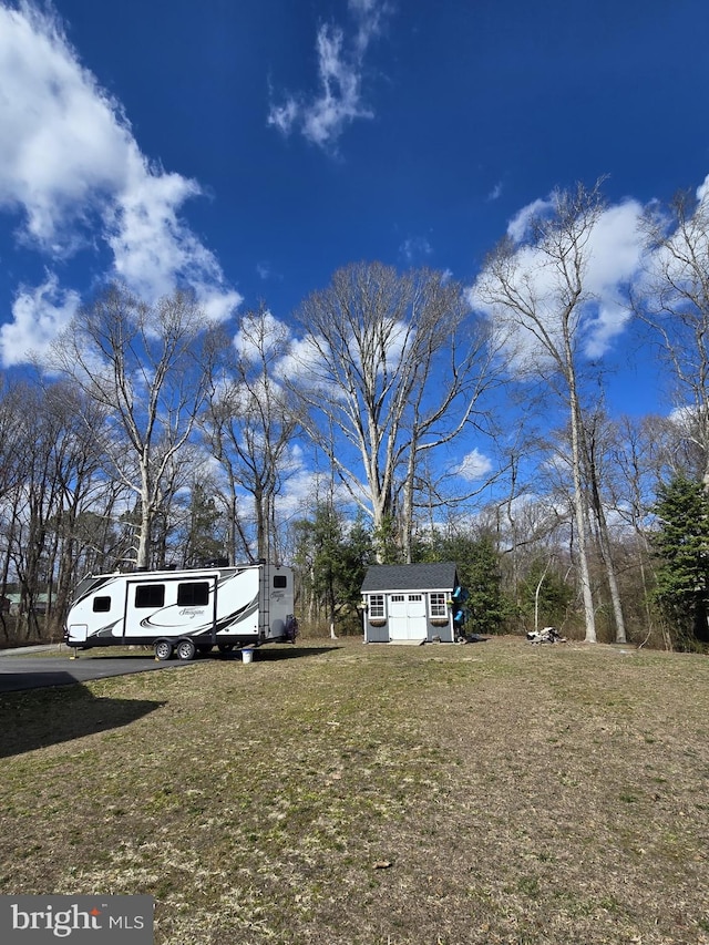 view of yard featuring a storage unit and an outdoor structure