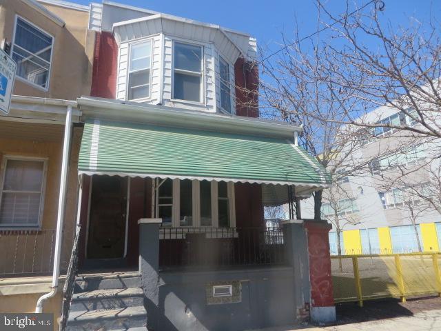 view of front of property featuring a porch