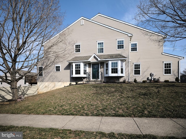 view of front of home featuring a front yard