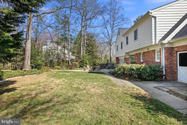 view of yard featuring a patio area