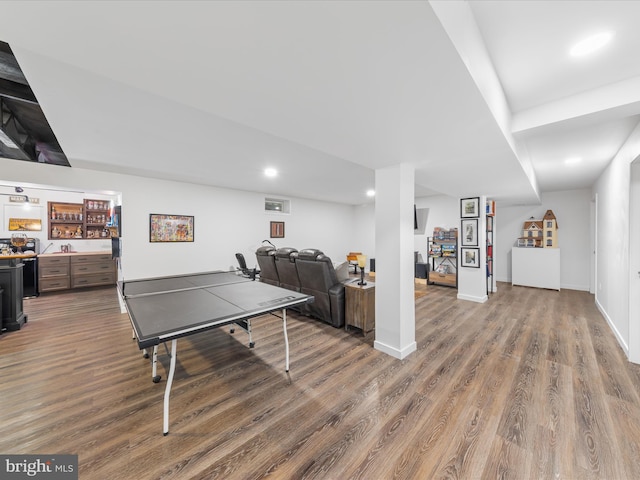 playroom featuring recessed lighting, a bar, baseboards, and wood finished floors