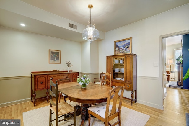 dining room featuring recessed lighting, baseboards, visible vents, and light wood-type flooring