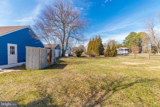 view of yard with an outbuilding and fence