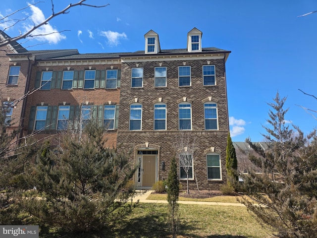 view of front facade with brick siding