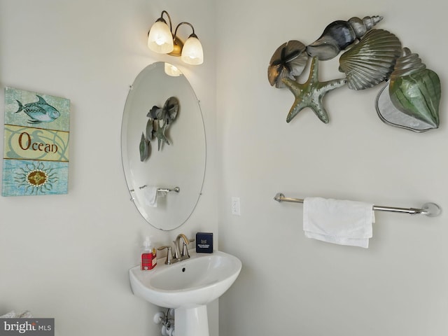 bathroom featuring a sink