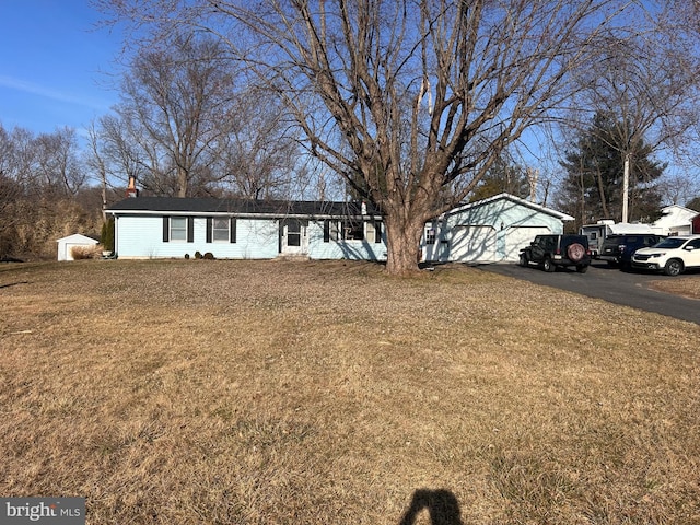 ranch-style house featuring a front lawn