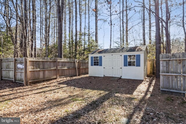 view of outdoor structure with an outdoor structure and a fenced backyard