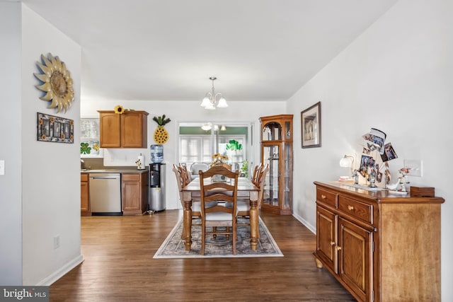 dining area featuring dark wood-style floors, baseboards, and an inviting chandelier