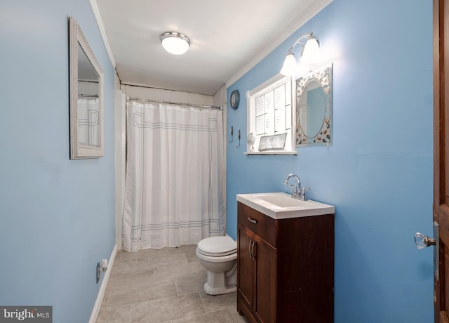 full bathroom with vanity, a shower with shower curtain, toilet, and baseboards