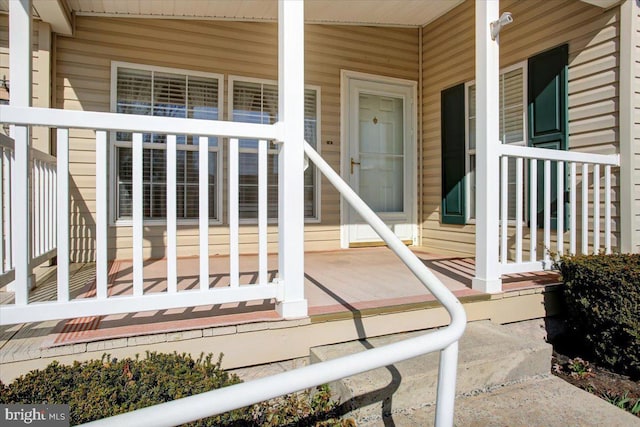 property entrance featuring a porch