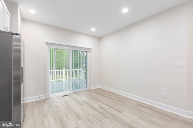 unfurnished room featuring light wood finished floors, recessed lighting, and baseboards