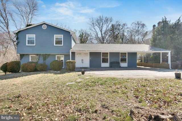 split level home with a front lawn