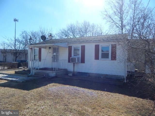 view of front of home featuring cooling unit and a front lawn