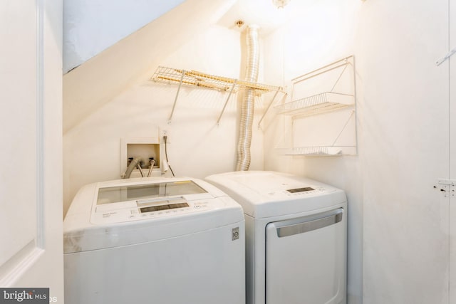 laundry area with laundry area and washing machine and clothes dryer