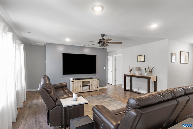 living room with wood finished floors, visible vents, baseboards, recessed lighting, and ceiling fan