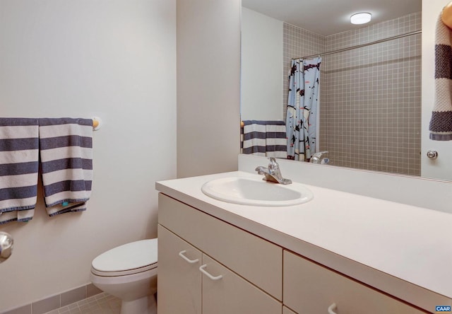 full bath featuring tile patterned flooring, curtained shower, toilet, and vanity