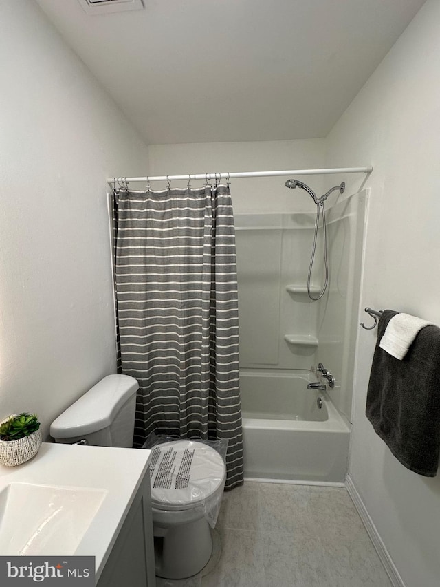 full bath with baseboards, toilet, shower / tub combo with curtain, and vanity