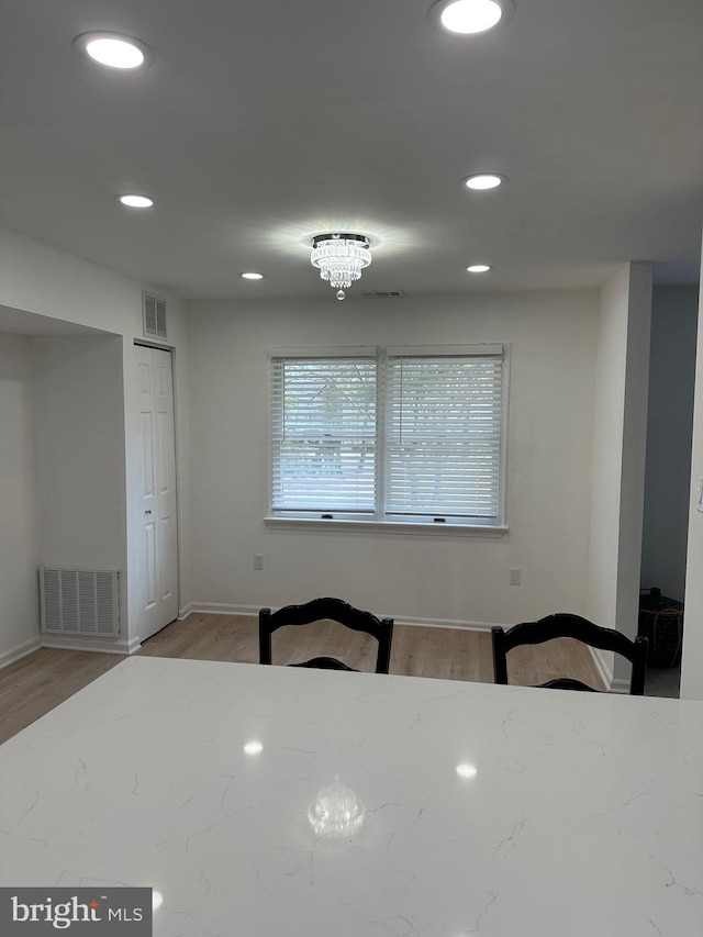 dining room featuring recessed lighting, visible vents, light wood finished floors, and baseboards