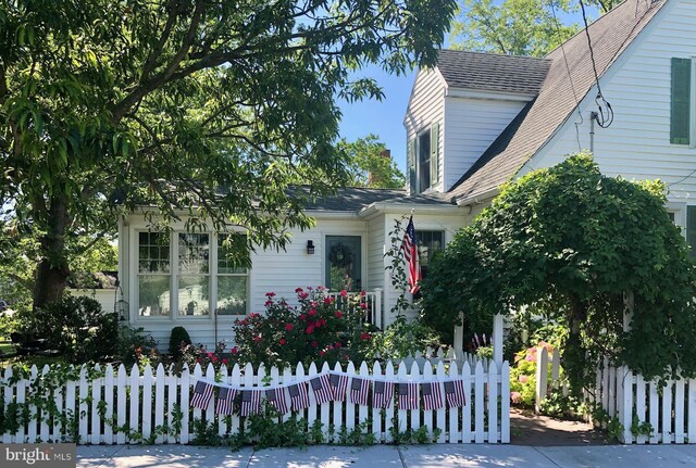 901 S Talbot, Saint Michaels, MD 21663 - view of front of property featuring roof with shingles and a fenced front yard