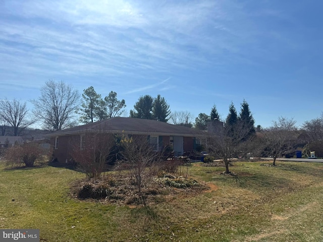 single story home with a front lawn