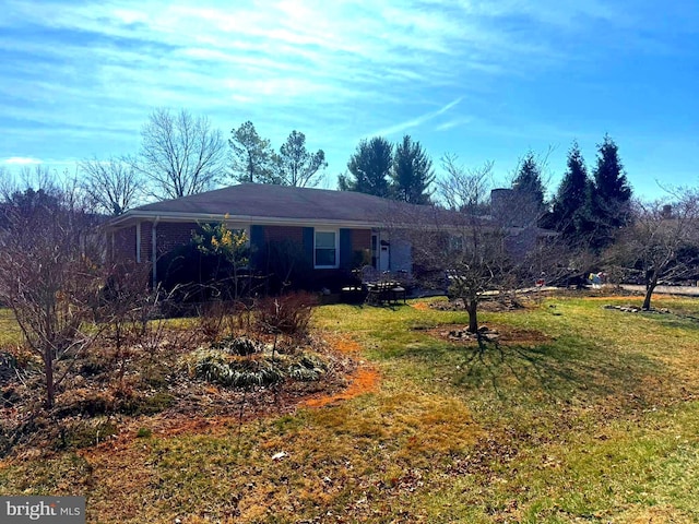 view of front of property with a front lawn